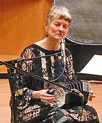peggy-seeger-with-concertina